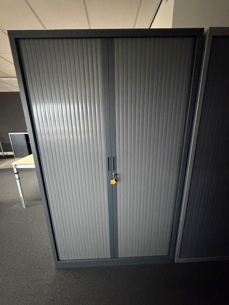 Grote roldeurkast / archiefkast – donkergrijs – afsluitbaar, Ophalen, Gebruikt, 100 tot 150 cm, 100 tot 150 cm