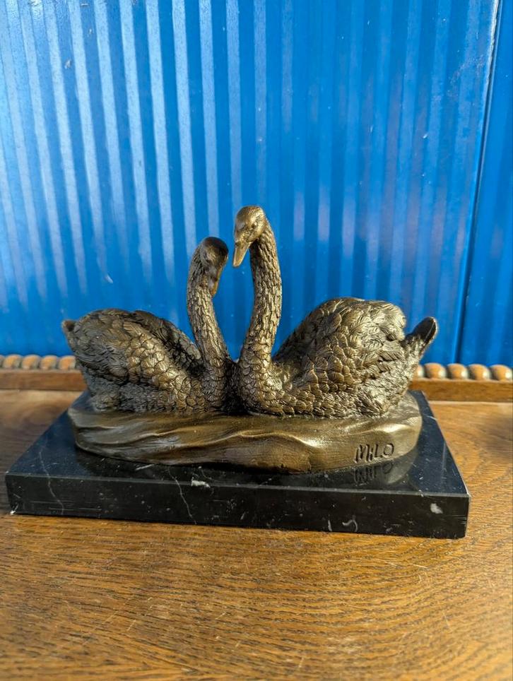 Bronzen zwanenbeeld op marmeren sokkel - gesigneerd Milo, Antiek en Kunst, Kunst | Beelden en Houtsnijwerken, Ophalen of Verzenden