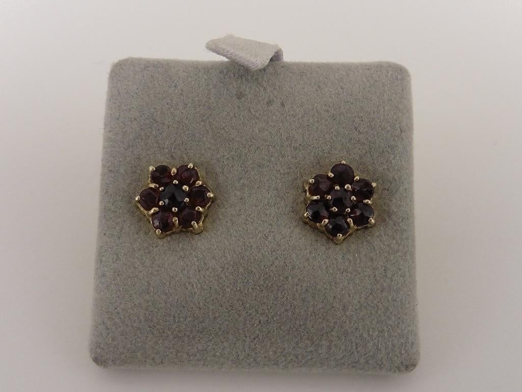 Gouden oorknopjes met granaat                            G65, Gebruikt, ., Ophalen of Verzenden, .