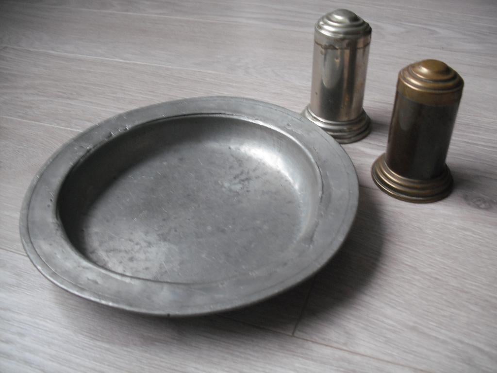 Tinnen bord en antiek peper- en zoutstel, Ophalen of Verzenden