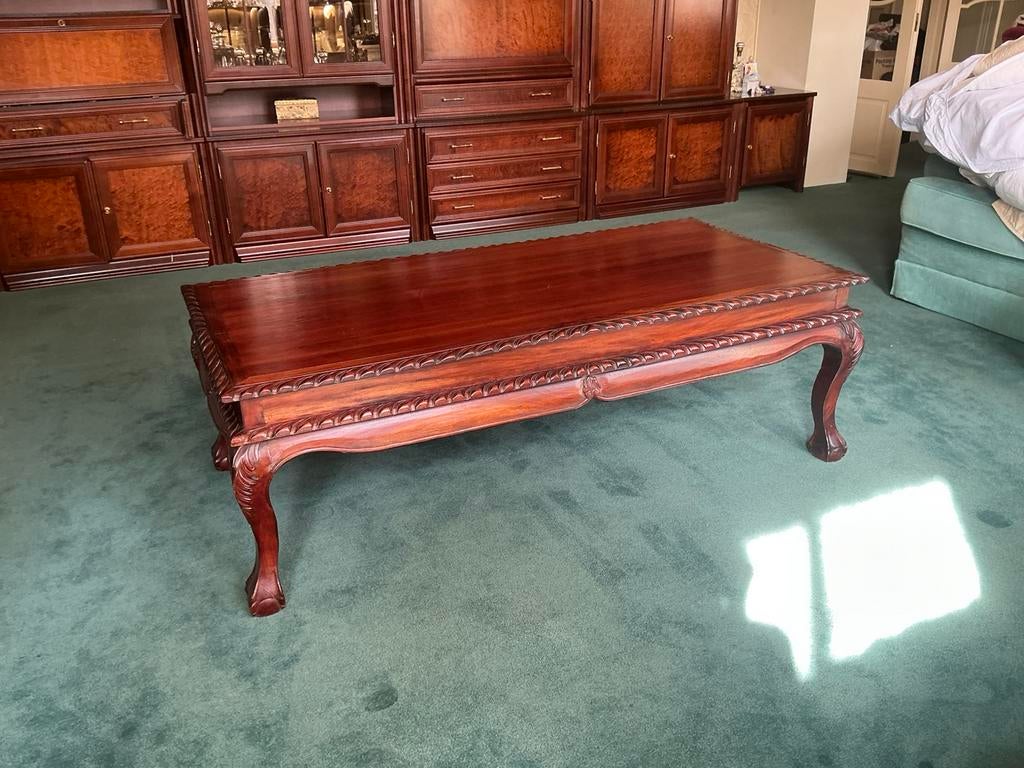 Grote klassieke houten salontafel met gesneden details en, Ophalen, Gebruikt, 100 tot 150 cm, Houten salontafel, Engelse stijl, klauwpoten, vintage tafel
