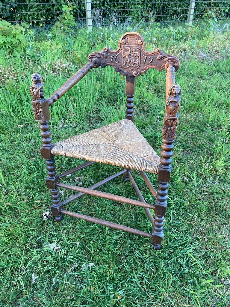 Antieke hoekstoel met rieten zitting en houtsnijwerk, Antiek en Kunst, Antiek | Meubels | Stoelen en Banken, Ophalen of Verzenden