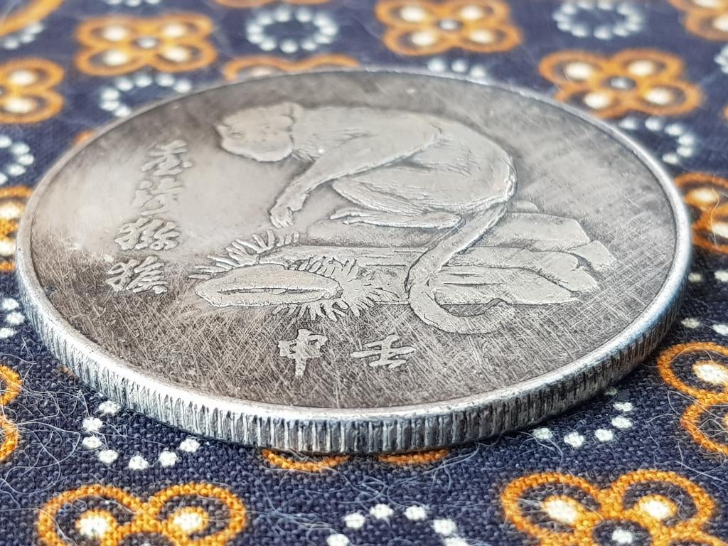 Oude Chinese munt penning van zilverbrons met een aap 4,4 cm, Antiek en Kunst, Ophalen of Verzenden