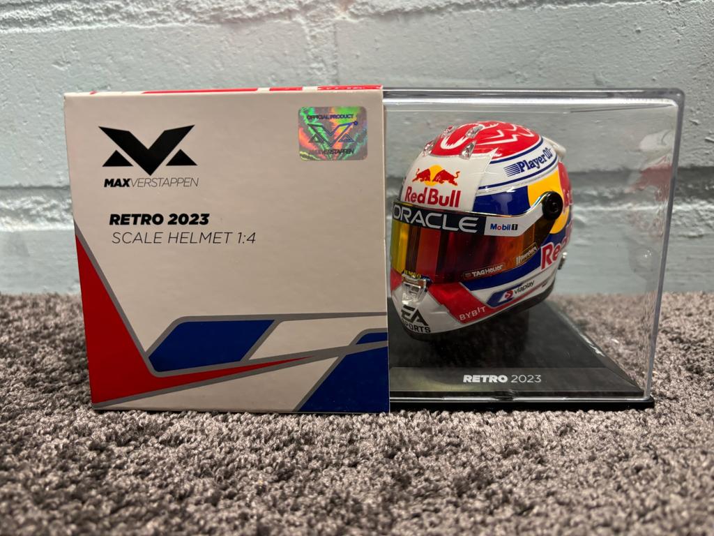 Max verstappen helm 1:4 retro 2023, Verzamelen, Automerken, Motoren en Formule 1, Ophalen of Verzenden, Zo goed als nieuw, Formule 1