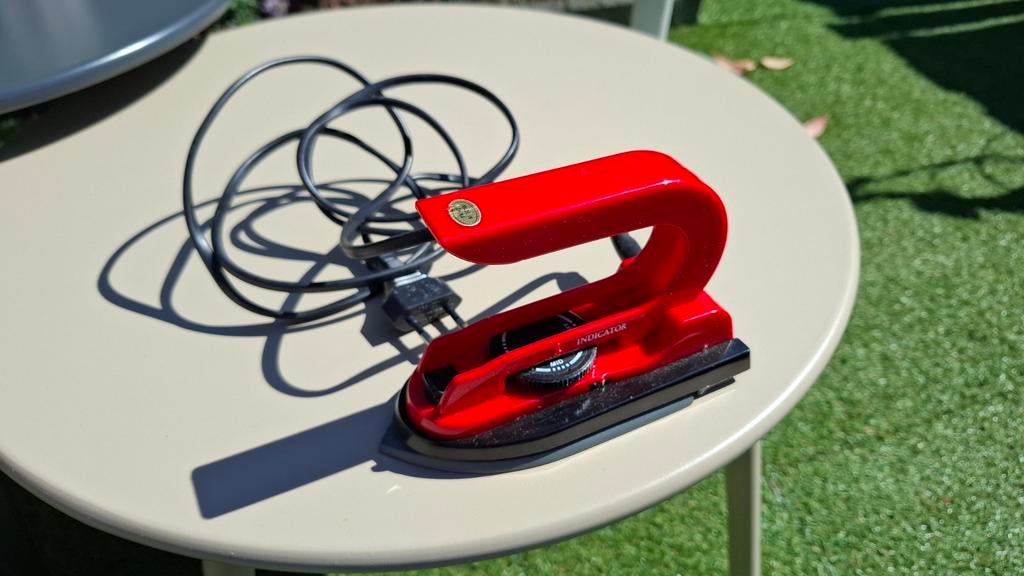 Reisstrijkijzer, Ophalen, Gebruikt, Strijkijzer met snoer