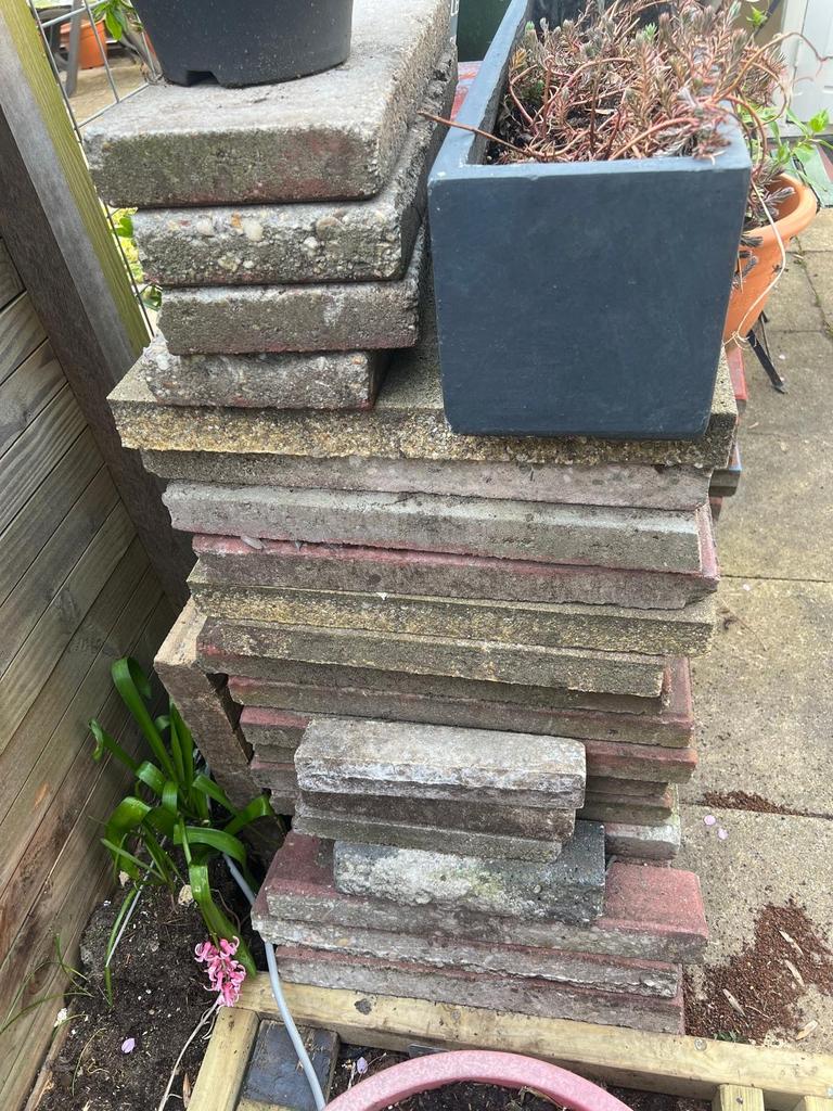 Gratis betonnen straatstenen en tegels - diverse formaten, Tuin en Terras, Tegels en Klinkers, Gebruikt, Terrastegels, Beton, 5 tot 10 m²