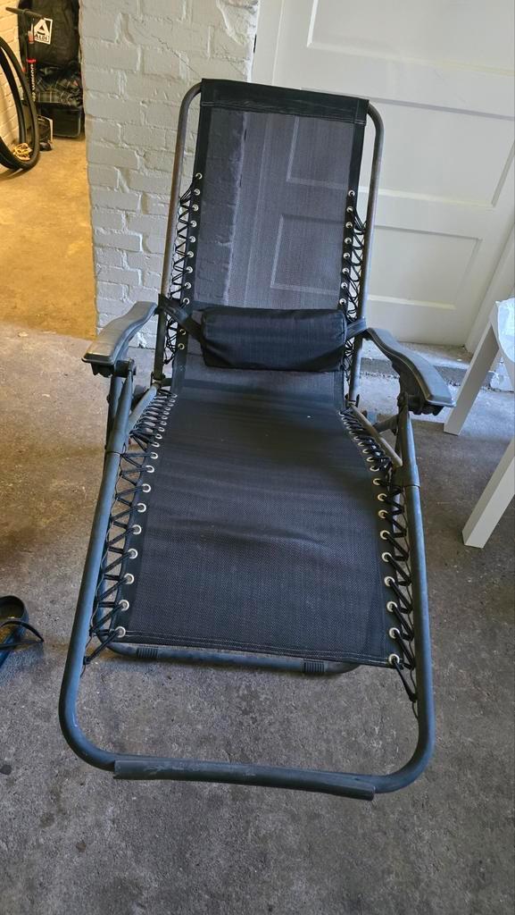 Verstelbare relaxstoel - Zwart textileen en metaal, Tuin en Terras, Ligbedden, Gebruikt, Metaal, Inklapbaar, Verstelbaar, Ophalen of Verzenden