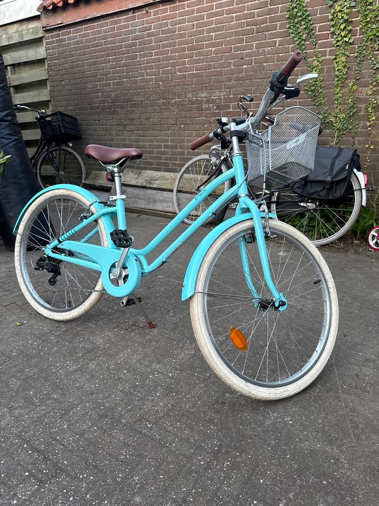 B'Twin kinderfiets 24 inch - Lichtblauw met mandje, Overige merken, Gebruikt, Velgrem, Versnellingen