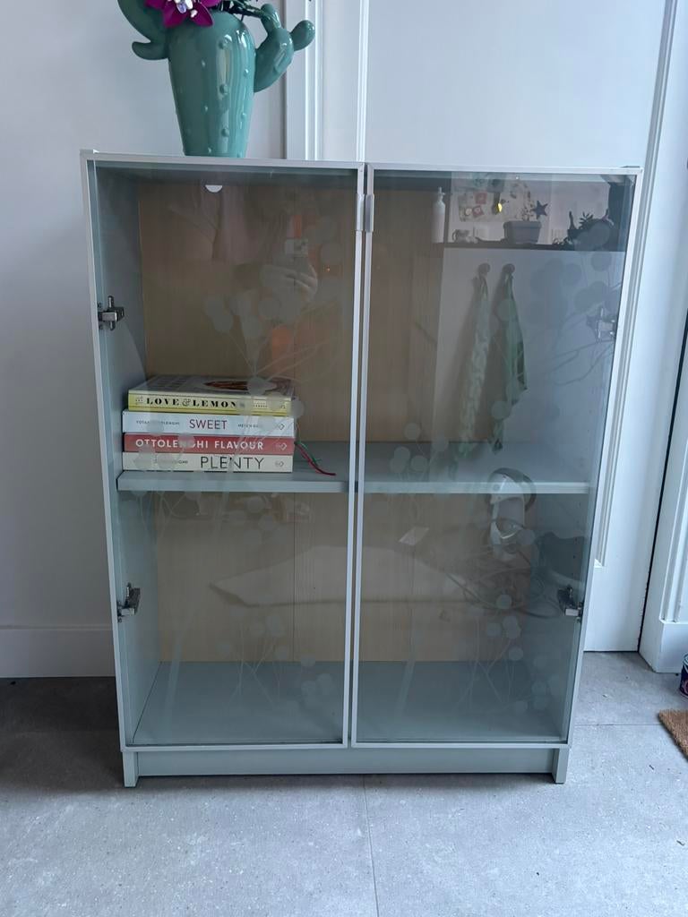 Leuk (oud model) velvet billy kastje, twee glazen deurtjes, Huis en Inrichting, Kasten | Vitrinekasten, Ophalen, 50 tot 100 cm