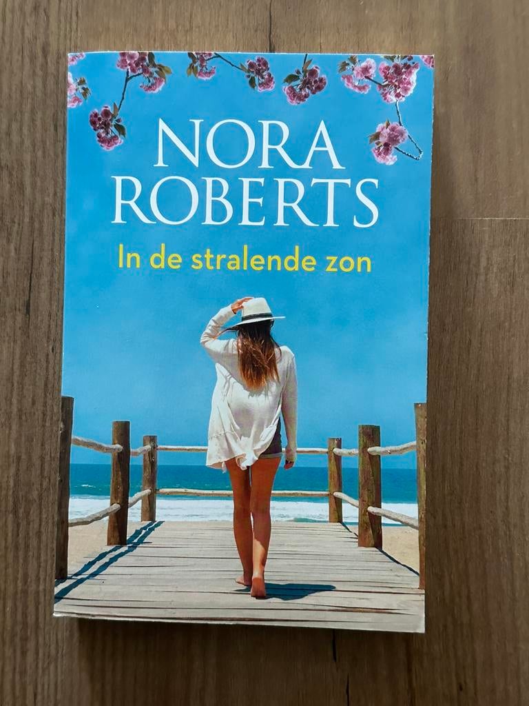 In de stralende zon - Nora Roberts, Boeken, Ophalen of Verzenden, Zo goed als nieuw