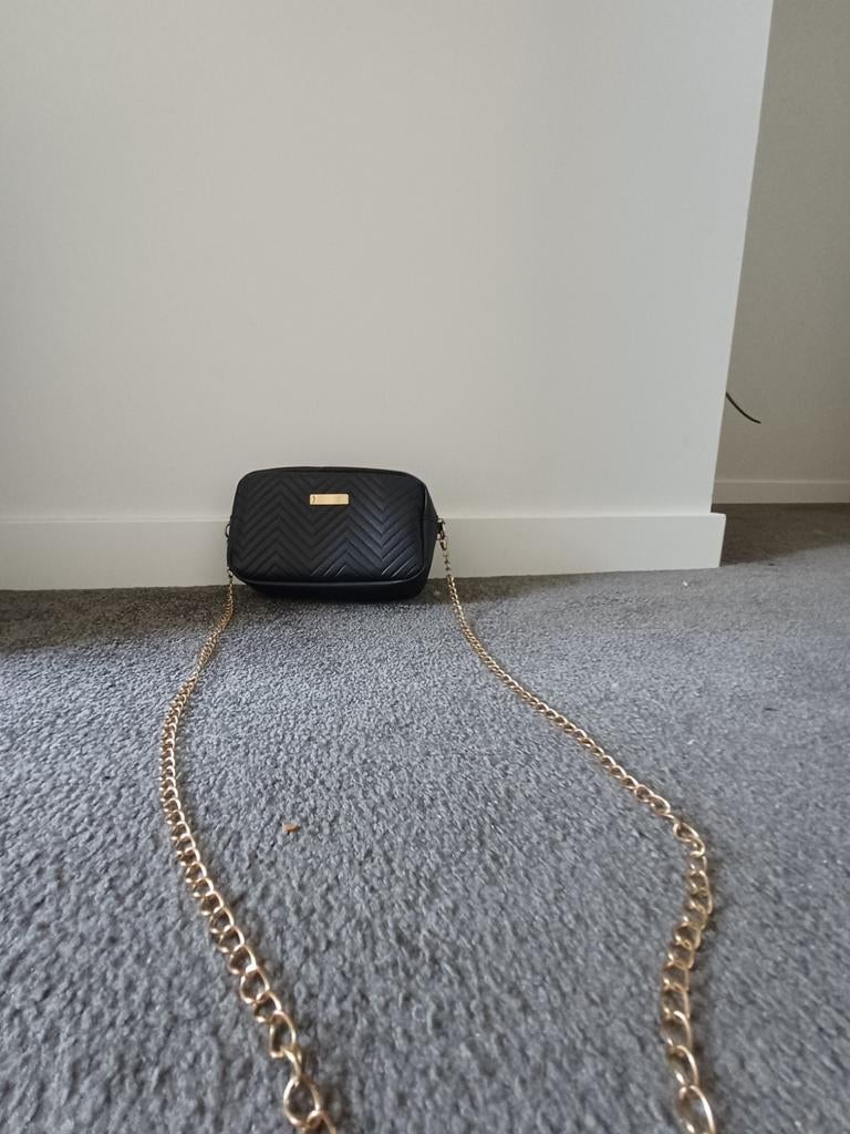 Zwarte schoudertas met goudkleurige ketting, Ophalen of Verzenden, Zo goed als nieuw, Zwart