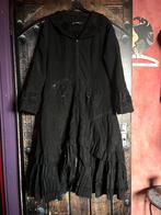 Mooie getailleerde a-lijn mantel met ruches en bloemen 42/44, Zwart, Maat 42/44 (L), Ophalen of Verzenden, Glamz