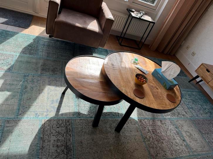 2 ronde notenhout salontafels industriële vormgeving, Huis en Inrichting, Tafels | Salontafels, Zo goed als nieuw, Minder dan 50 cm