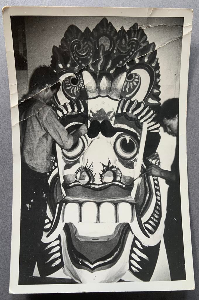 Man schildert traditioneel Barong-masker uit Bali, Ophalen of Verzenden, Voor 1920, Ongelopen, Buiten Europa