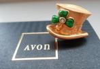 AVON Broche / pin . Hats off to Luck. Goldplated.Emerald., Ophalen of Verzenden, Nieuw, Goud, Overige materialen