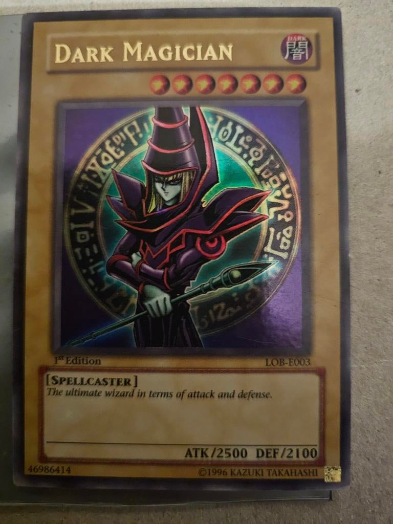 Dark Magician LOB-E003 1st Edition Yu-Gi-Oh! Kaart, Ophalen of Verzenden, Zo goed als nieuw, Losse kaart, Foil