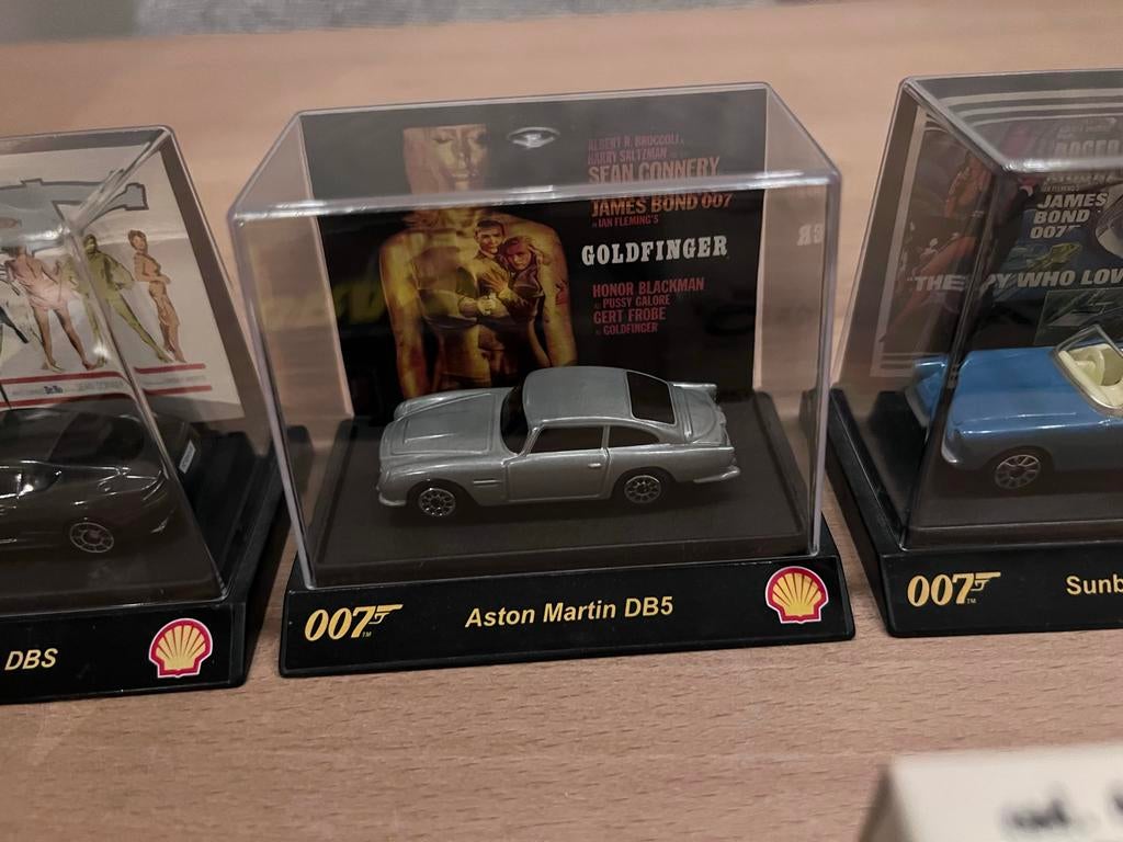 Verzameling Bburago James Bond modelauto's en sleutelhangers, Hobby en Vrije tijd, Modelauto's | 1:43, Ophalen of Verzenden, Zo goed als nieuw