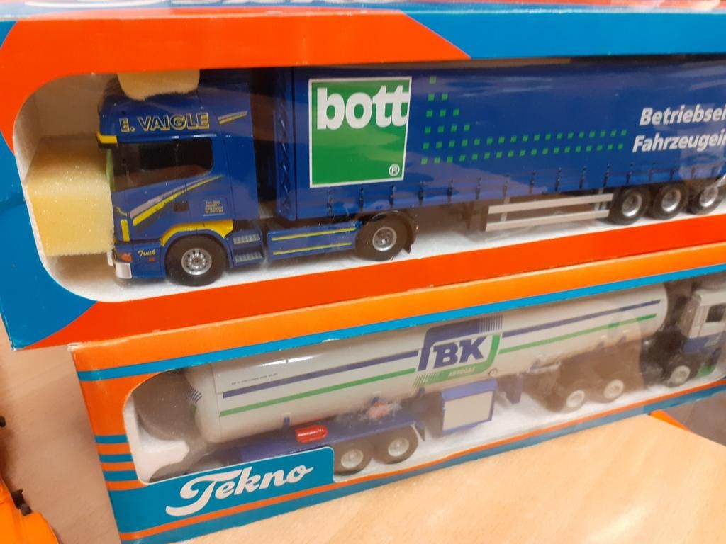 Tekno vrachtwagens met doos, Ophalen of Verzenden, Bus of Vrachtwagen, Tekno