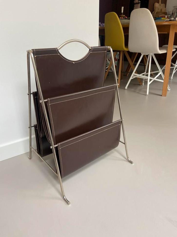 Stijlvol leren tijdschriftenrek met metalen frame, Huis en Inrichting, Woonaccessoires | Krantenbakken en Lectuurbakken, Gebruikt