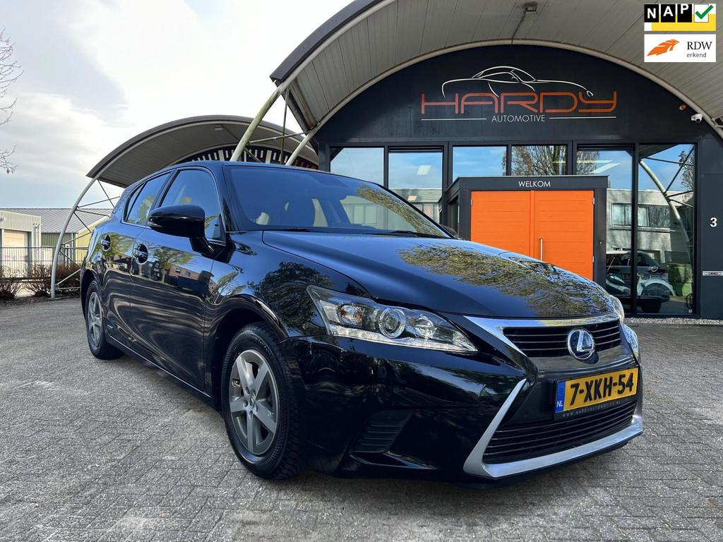 Lexus CT 200h NAVI TREKH NW MODEL NL-AUTO DEALERONDERHOUDEN, Auto's, Lexus, 1345 kg, 28 km/l, Gebruikt, 4 cilinders