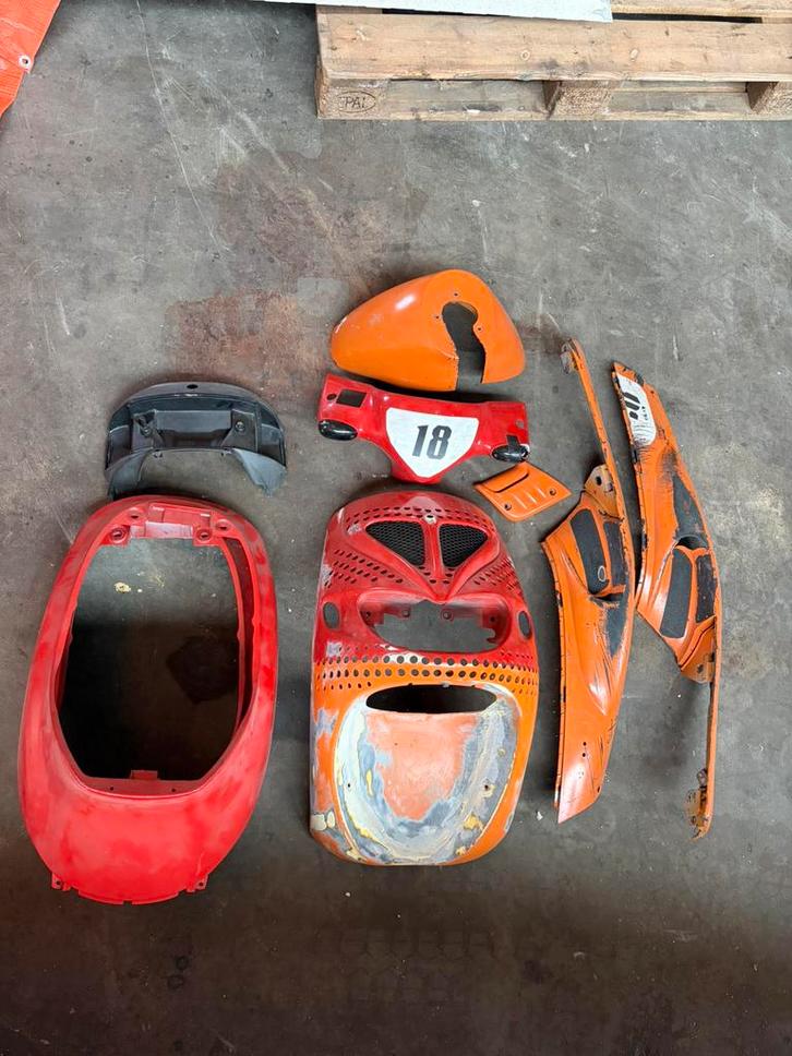 Piaggio zip sp1 sp98 kappenset cirquit, Fietsen en Brommers, Brommeronderdelen | Scooters, Zo goed als nieuw, Piaggio, Kap, Ophalen of Verzenden