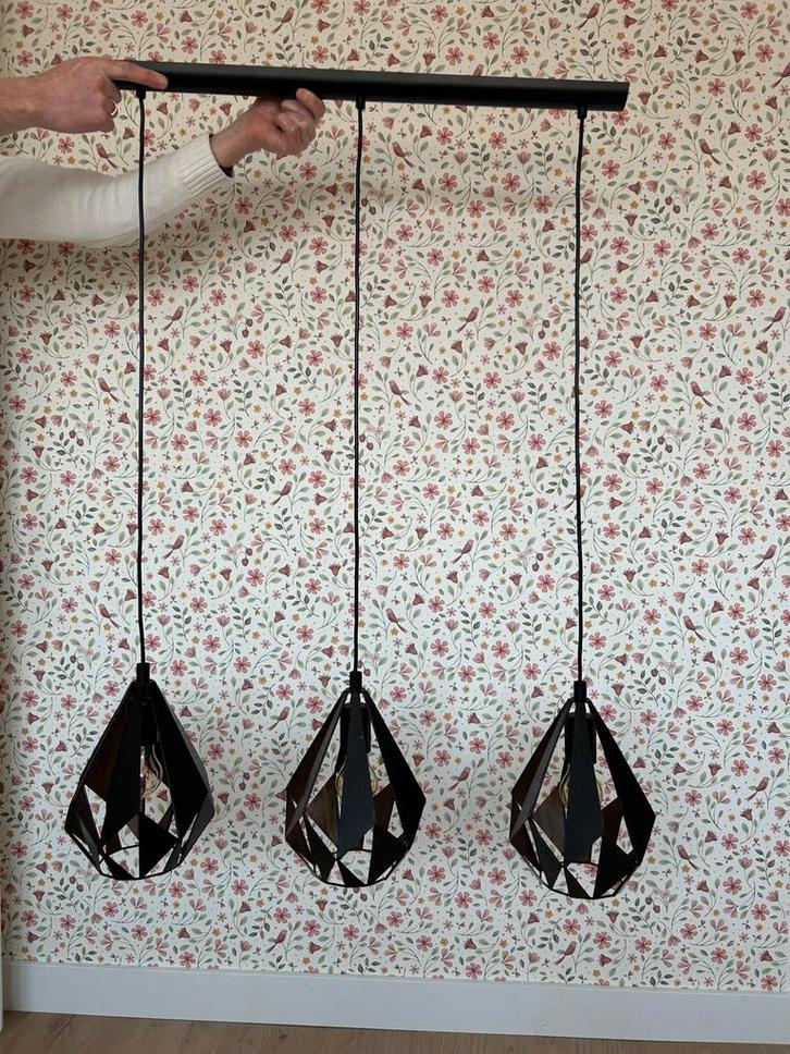 Moderne Eglo hanglamp met 3 kappen / als nieuw, Huis en Inrichting, Lampen | Hanglampen, Zo goed als nieuw, 75 cm of meer, Hout