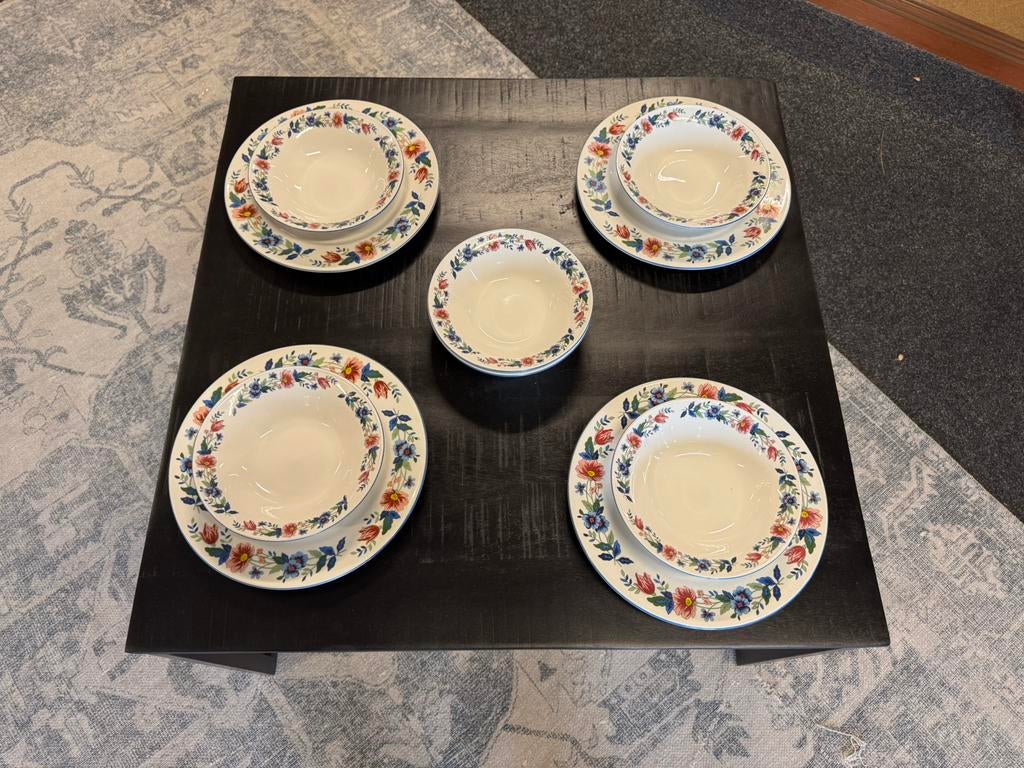 Servies bloemenmotief 6 kommen 4 Borden made in China, Antiek en Kunst, Antiek | Servies compleet, Ophalen
