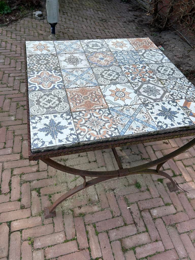 Buitentafel smeedijzer onderstel met Marokkaanse tegels, Ophalen, Gebruikt, Vierkant, Metaal
