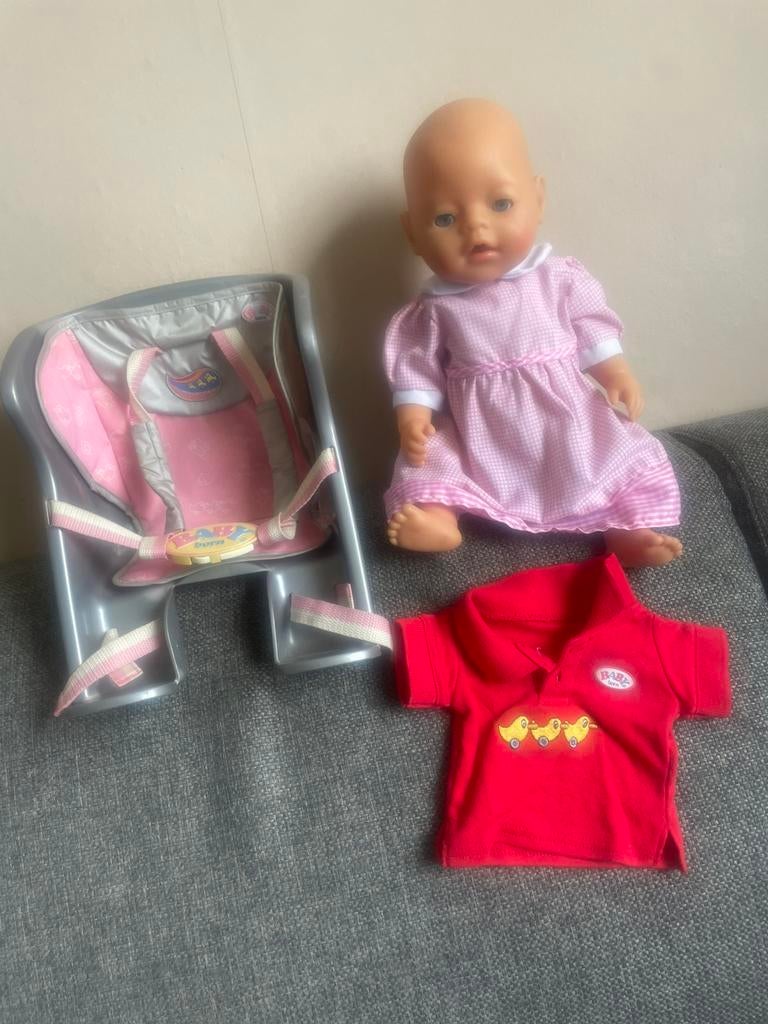 Baby Born pop met fietsstoelje en polo shirt met korte mouw, Kinderen en Baby's, Speelgoed | Poppen, Ophalen of Verzenden, Zo goed als nieuw