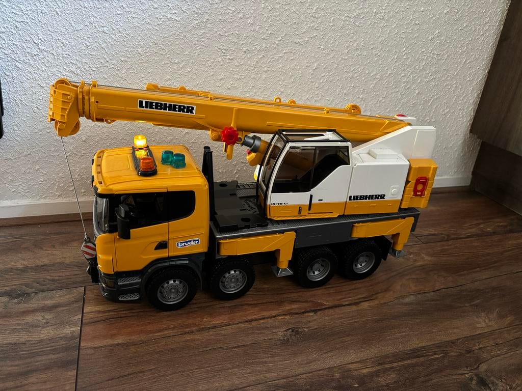 Bruder Scania Liebherr Kraanwagen, Kinderen en Baby's, Speelgoed | Speelgoedvoertuigen, Ophalen of Verzenden, Zo goed als nieuw