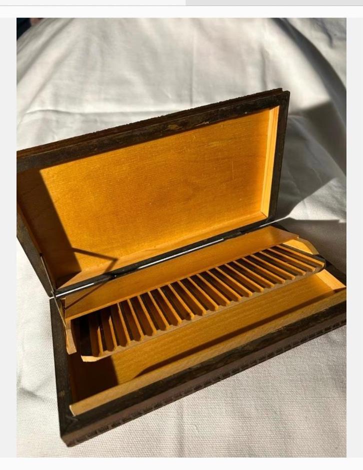 Vintage houten Sigaretten Kist, mooi bewerkt hout, Verzamelen, Rookartikelen, Aanstekers en Luciferdoosjes, Zo goed als nieuw