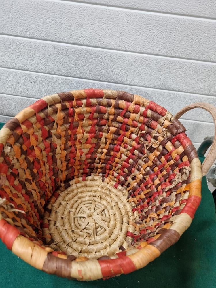 mand rotan gekleurd met hengsels, Huis en Inrichting, Woonaccessoires | Schalen en Manden, Ophalen of Verzenden, 'T Olde Gre-j