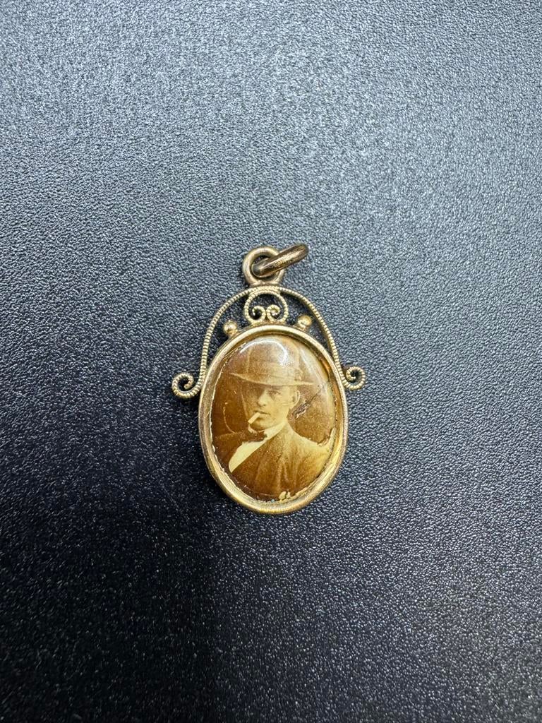 Vintage vergulde hanger met foto, Sieraden, Tassen en Uiterlijk, Kettinghangers, Overige materialen, Gebruikt, Overige voorstellingen