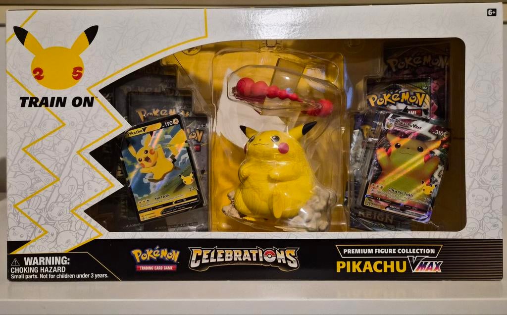 Celebrations Premium Figure Collection: Pikachu VMAX, Hobby en Vrije tijd, Verzamelkaartspellen | Pokémon, Ophalen of Verzenden