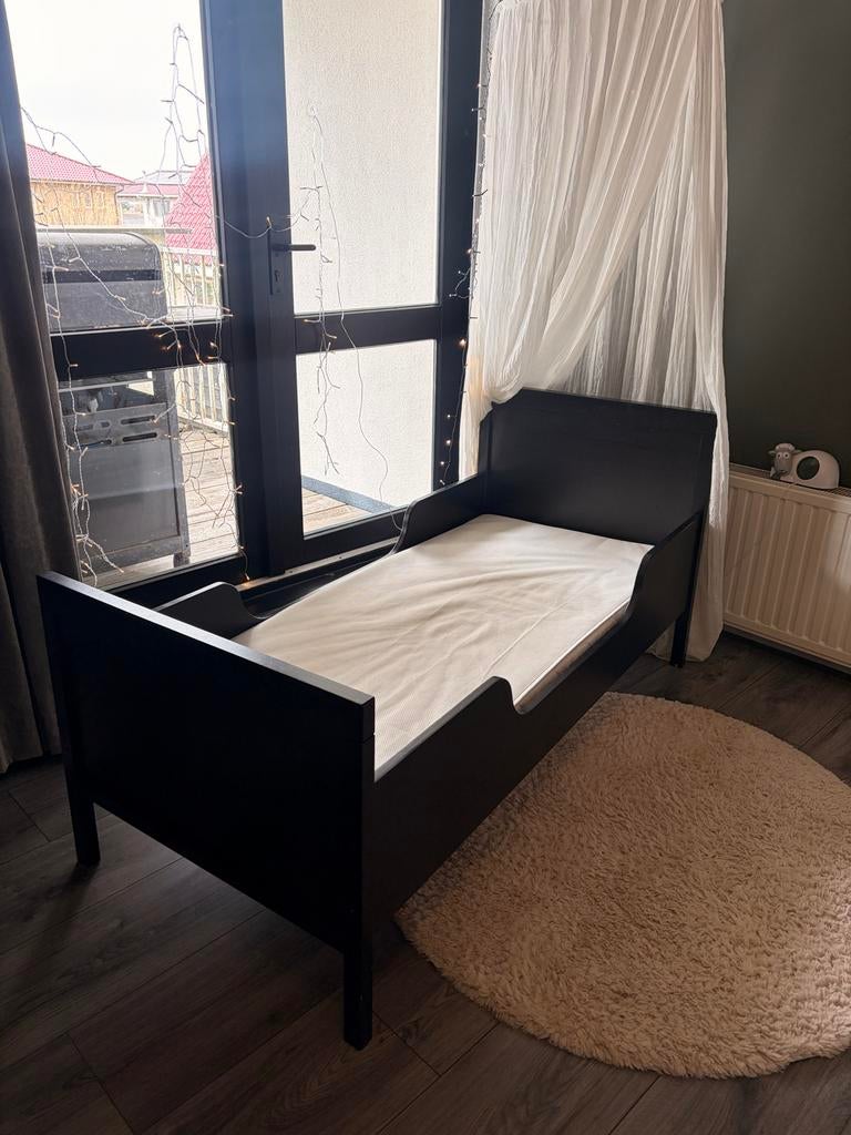 IKEA zwart Kleuterbed met nieuw matras en matrasbeschermer, Kinderen en Baby's, Kinderkamer | Bedden, Ophalen, Gebruikt, 70 tot 85 cm