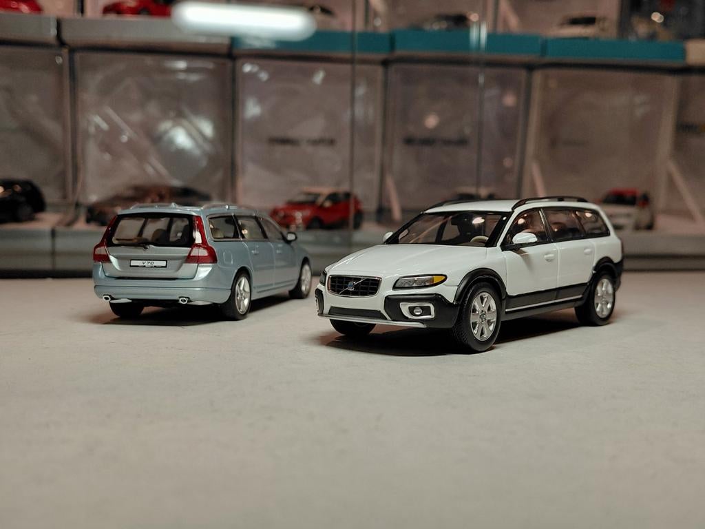 Volvo XC70 Ice White en V70 Glacier Blue 2007-2011 Motorart, Ophalen of Verzenden, Zo goed als nieuw, Auto, Overige merken