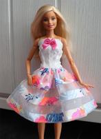 Barbie kleding nieuw - Korte jurk wit met roze en blauw, Ophalen of Verzenden, Nieuw, Barbie