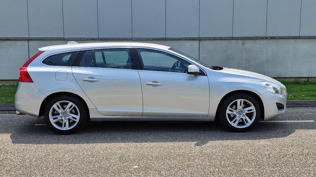 Volvo V60 1.6 T4 Momentum automaat, trekhaak, Gebruikt, 4 cilinders, Parkeersensor, Leder en Stof