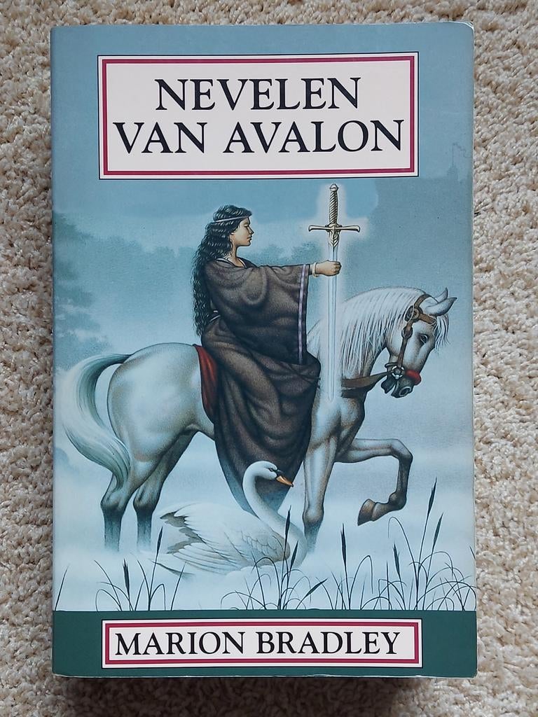 Nevelen van Avalon - Marion Bradley (epische roman), Boeken, Ophalen of Verzenden, Gelezen, Marion Bradley