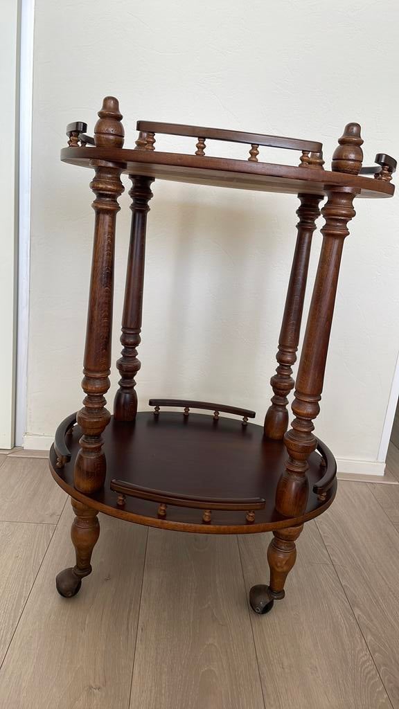 Wortelnoten theewagen met wieltjes, Ophalen