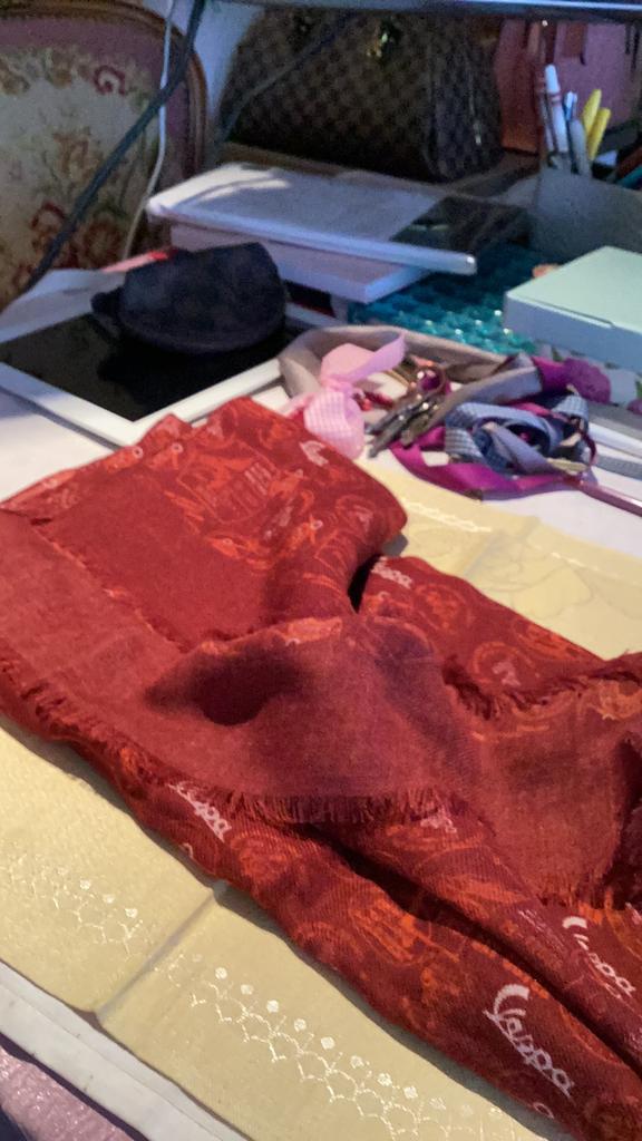 Vespa sjaal, Kleding | Dames, Mutsen, Sjaals en Handschoenen, Verzenden, Zo goed als nieuw, Maat 46/48 (XL) of groter, Sjaal