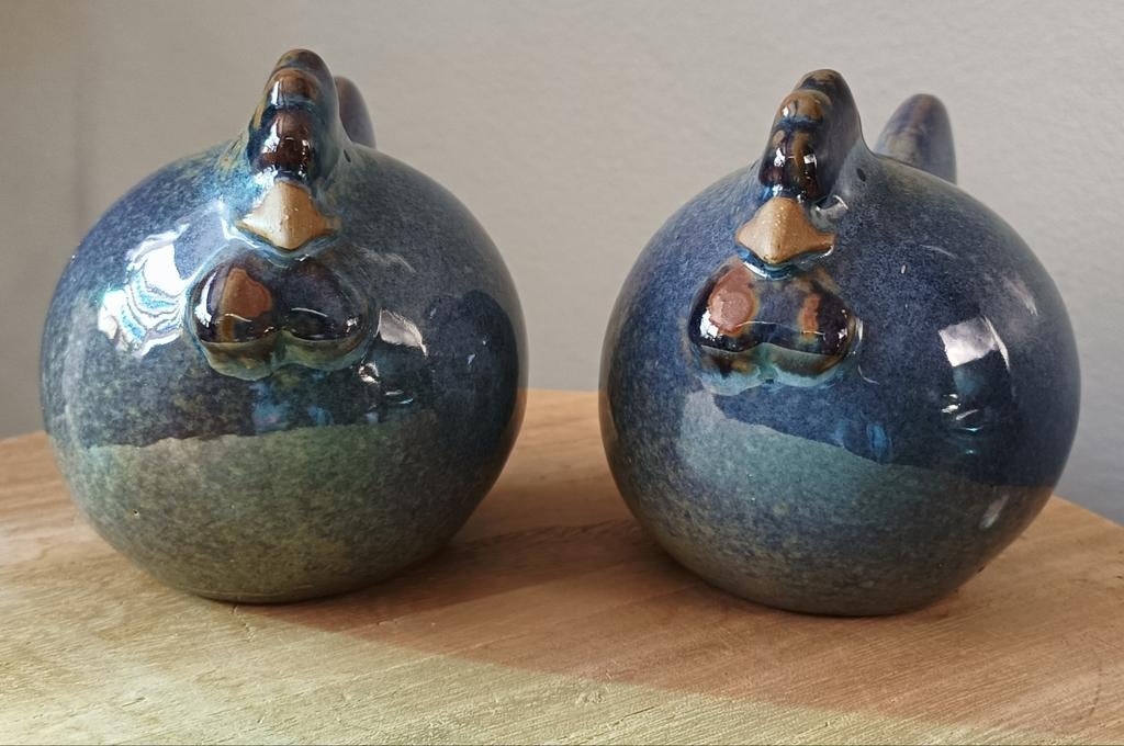 Set van 2 keramische kippen, blauw/groen geglazuurd, Ophalen of Verzenden, Zo goed als nieuw