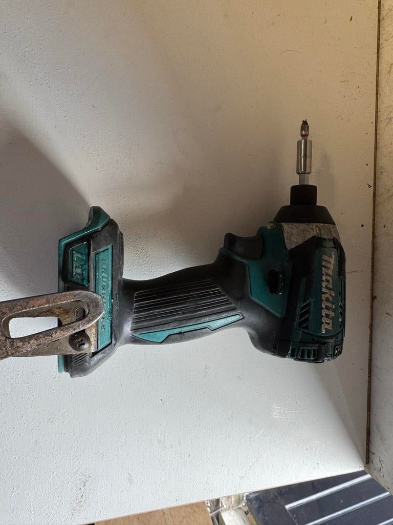 Makita slagschroeftol DTD 154, Ophalen of Verzenden, Gebruikt, Boor- en Schroefmachine, Variabele snelheid