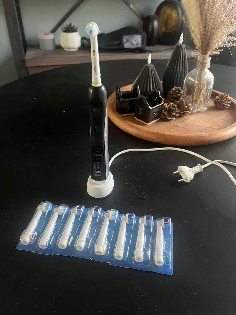 Oral B tandenborstel met opzetstukjes en lader, Gebruikt, -, -, Ophalen of Verzenden