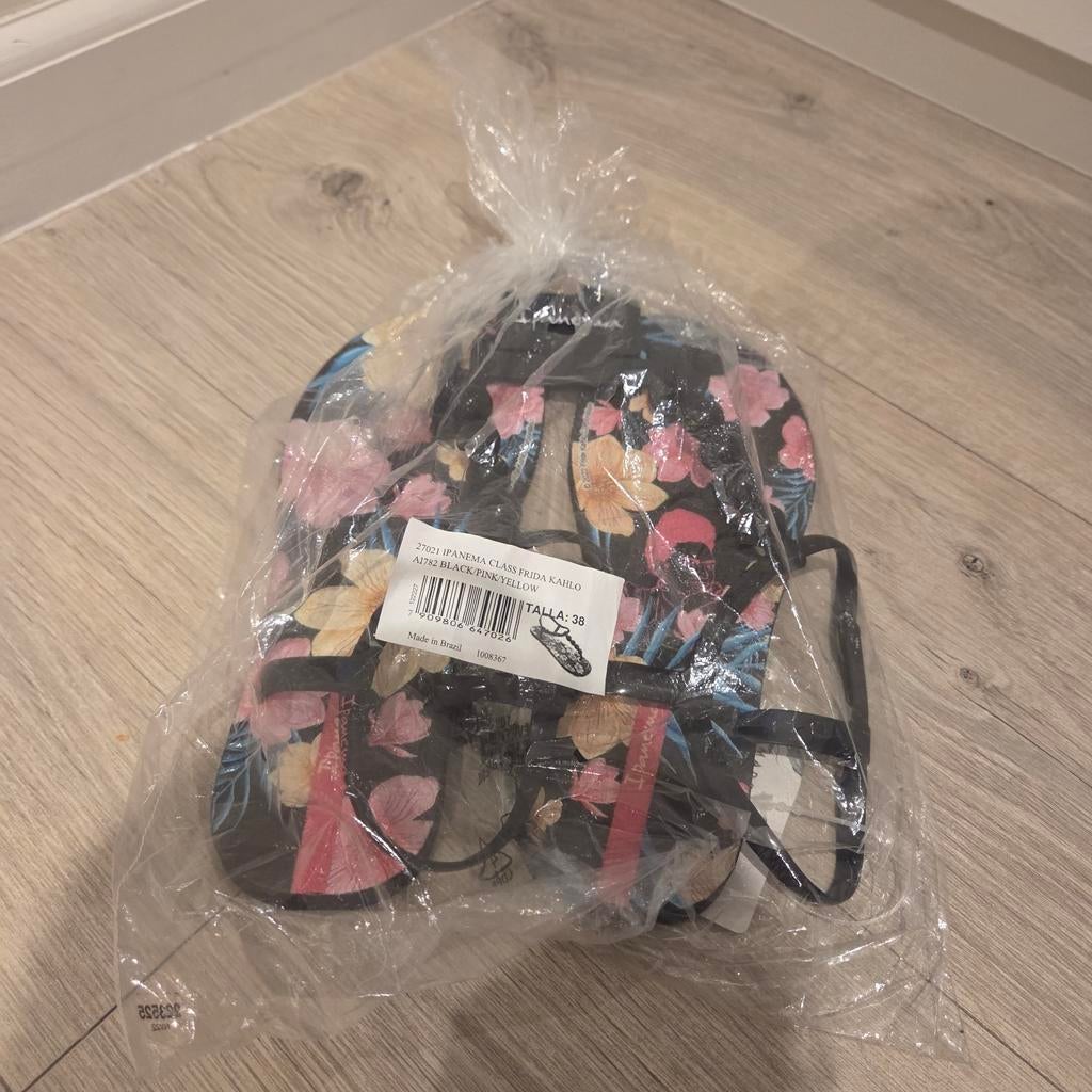 Nieuwe Ipanema slippers maat 38 met bloemenprint, Zwart, Nieuw, Ipanema, Ophalen