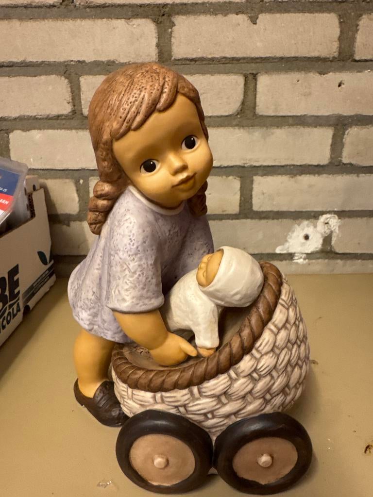 Goebel Nina en Marco serie: Nina met kinderwagen, 23,9 cm, Antiek en Kunst, Kunst | Beelden en Houtsnijwerken, Beeld, Steen of Keramiek