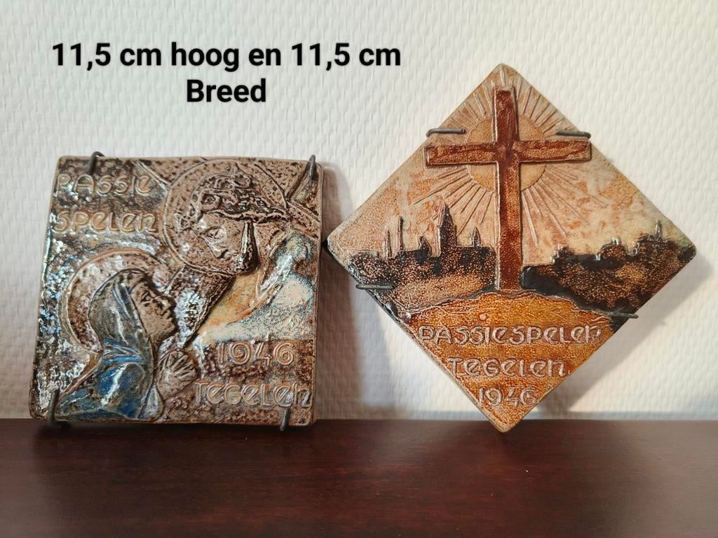 Twee tegeltjes mbt de Passiespelen in Tegelen 1946, Ophalen of Verzenden