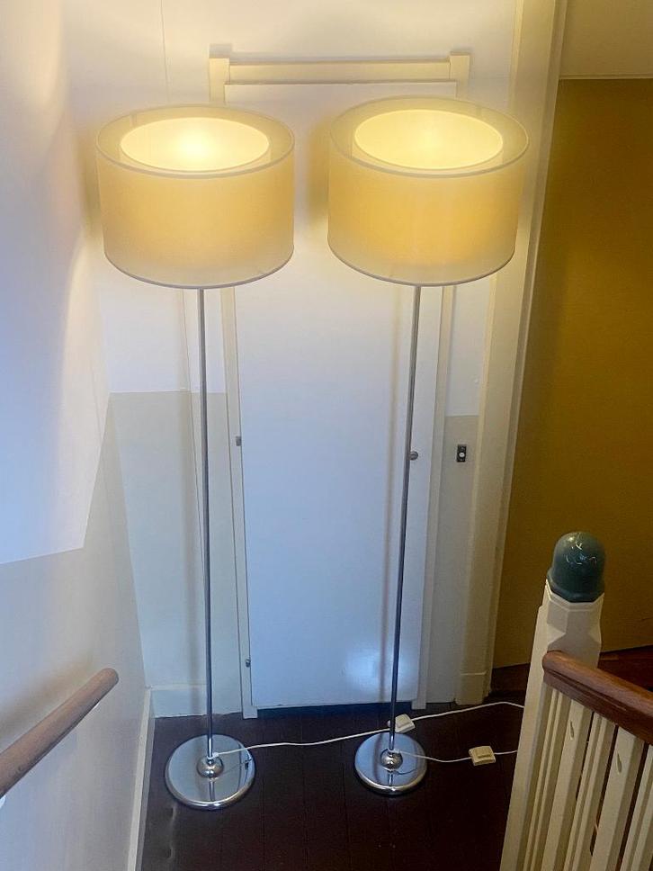 Twee hoge vintage vloerlampen met dubbele kap lampenkappen, Huis en Inrichting, Lampen | Vloerlampen, Gebruikt, 200 cm of meer