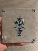 Antieke Delfts Blauwe Tegel met Bloemenvaas Motief, Ophalen of Verzenden