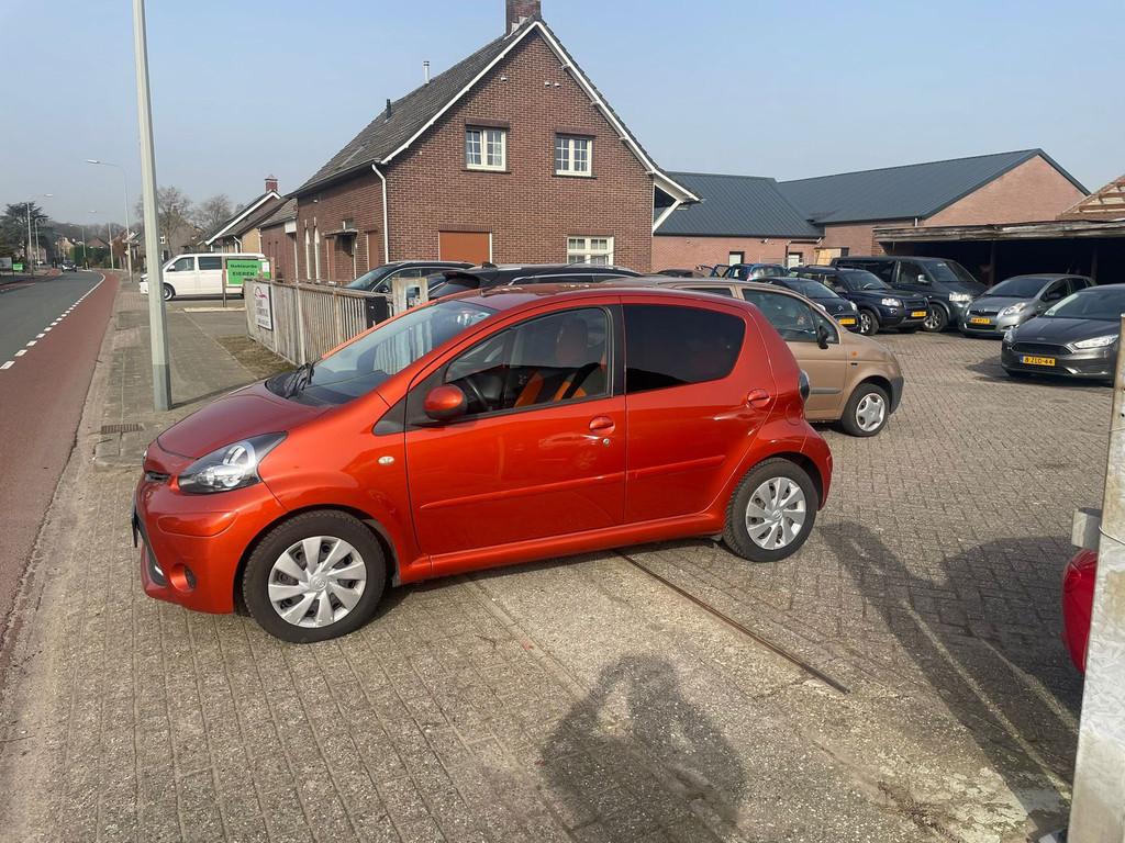 Toyota Aygo 1.0 VVT-i Dynamic Orange, Voorwielaandrijving, Euro 5, Stof, Gebruikt